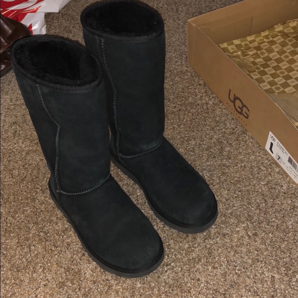 Size 7 Classic Tall Uggs - Picture 4 of 5